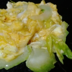 セロリの葉と卵の炒め物